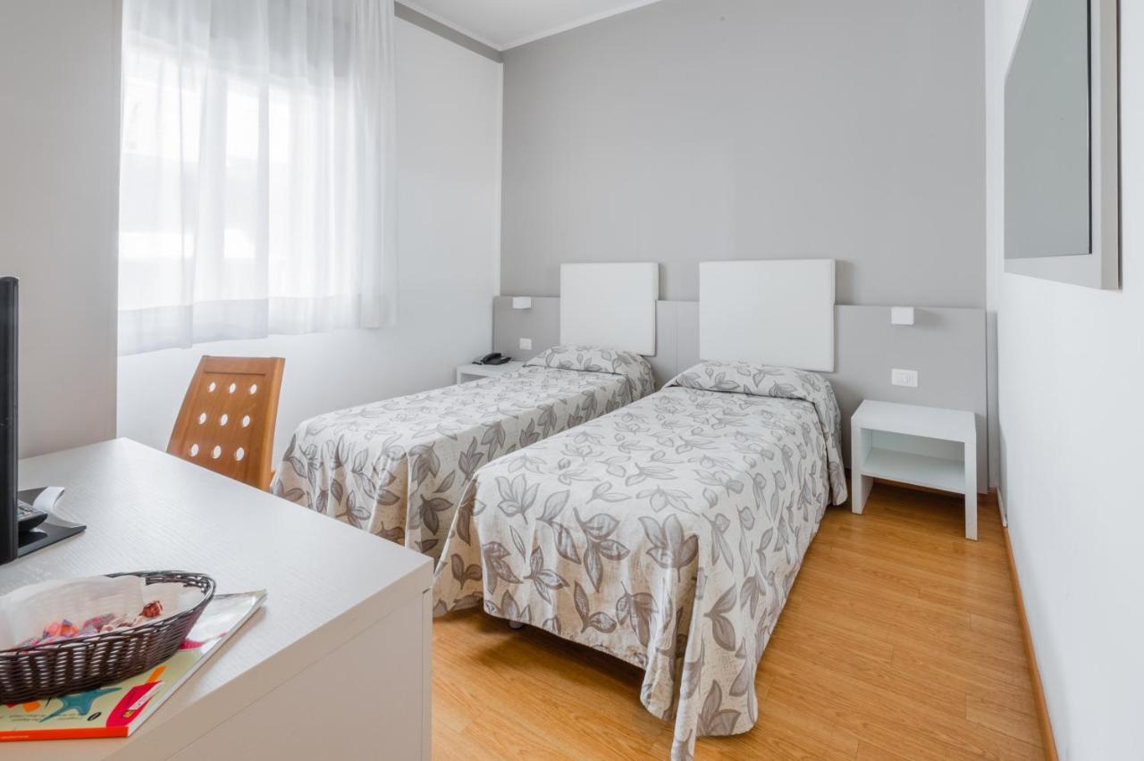 Hotel Del Corso Бібіоне Екстер'єр фото